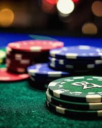 Antarmuka aplikasi Android bet togel menampilkan slot Aviator dan Sweet Bonanza